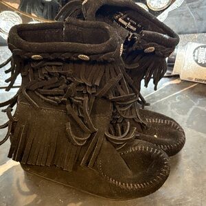 Minnetonka Kids Black Fringe Boots